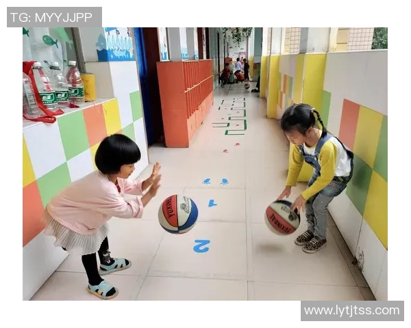 幼儿园小朋友快乐玩篮球的趣味时光与成长故事